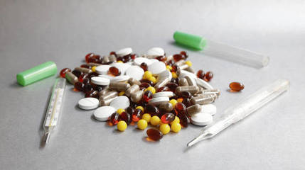 片劑、膠囊與栓劑 常見口服與局部給藥方式的比較